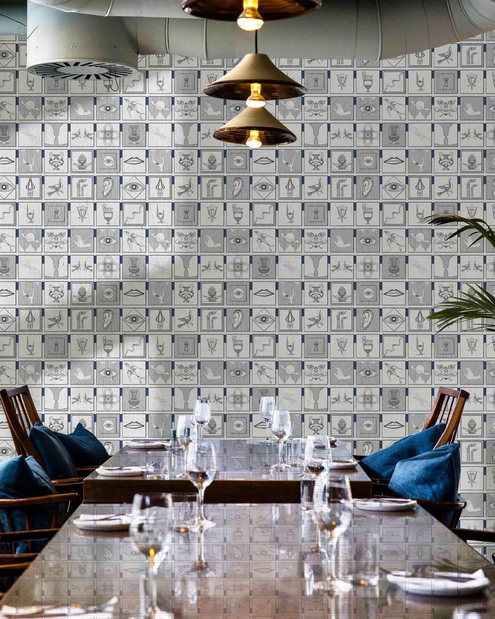 Alchemici-Bianco-e-blu-Berlino-MaVoix-elegant-dining-room-Carta-da-parati-collezione-Racconti-1-scaled