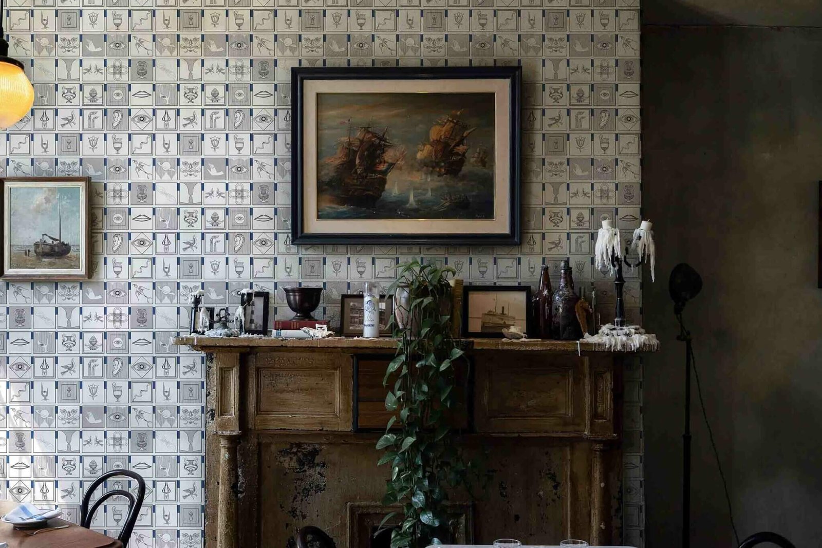 Alchemici-Bianco-e-blu-Berlino-MaVoix-home-interior-Carta-da-parati-1-2048x1366