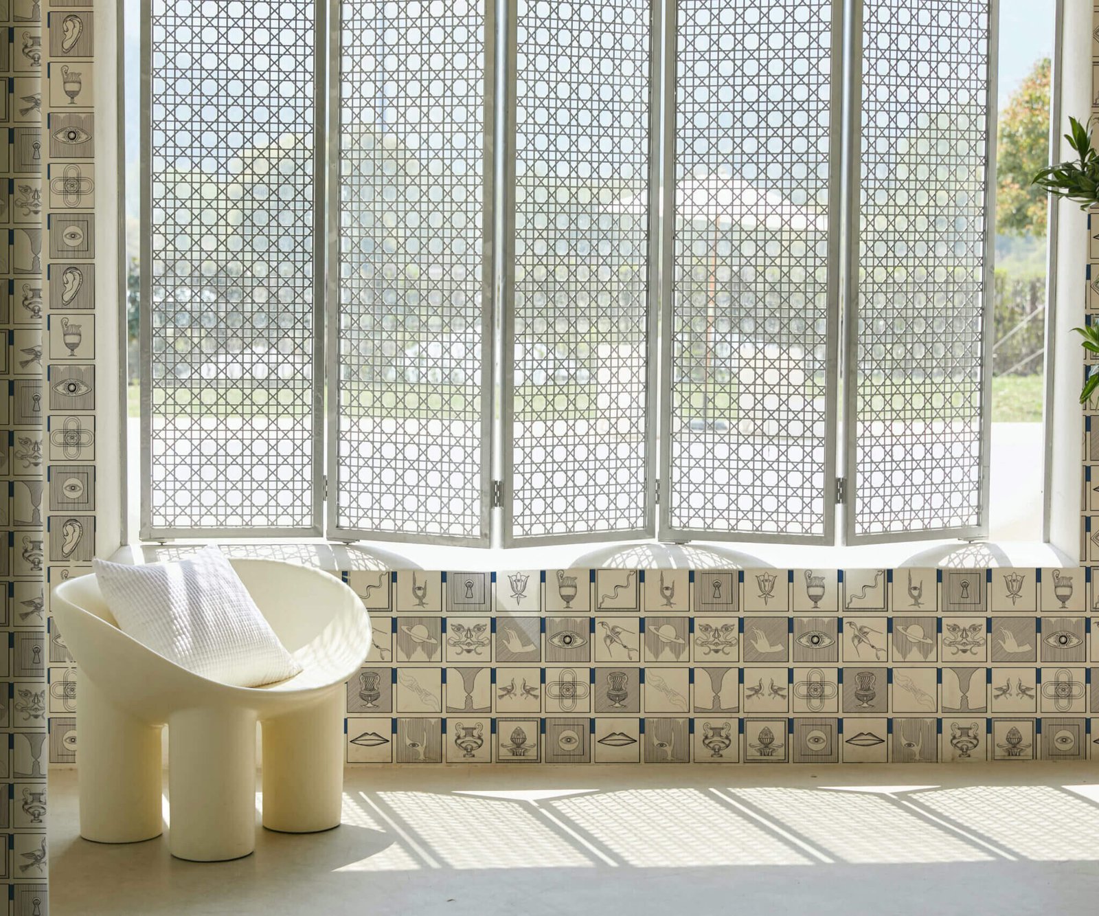 Alchemici-Bianco-e-blu-Berlino-MaVoix-suggestive-view-Carta-da-parati-2-scaled