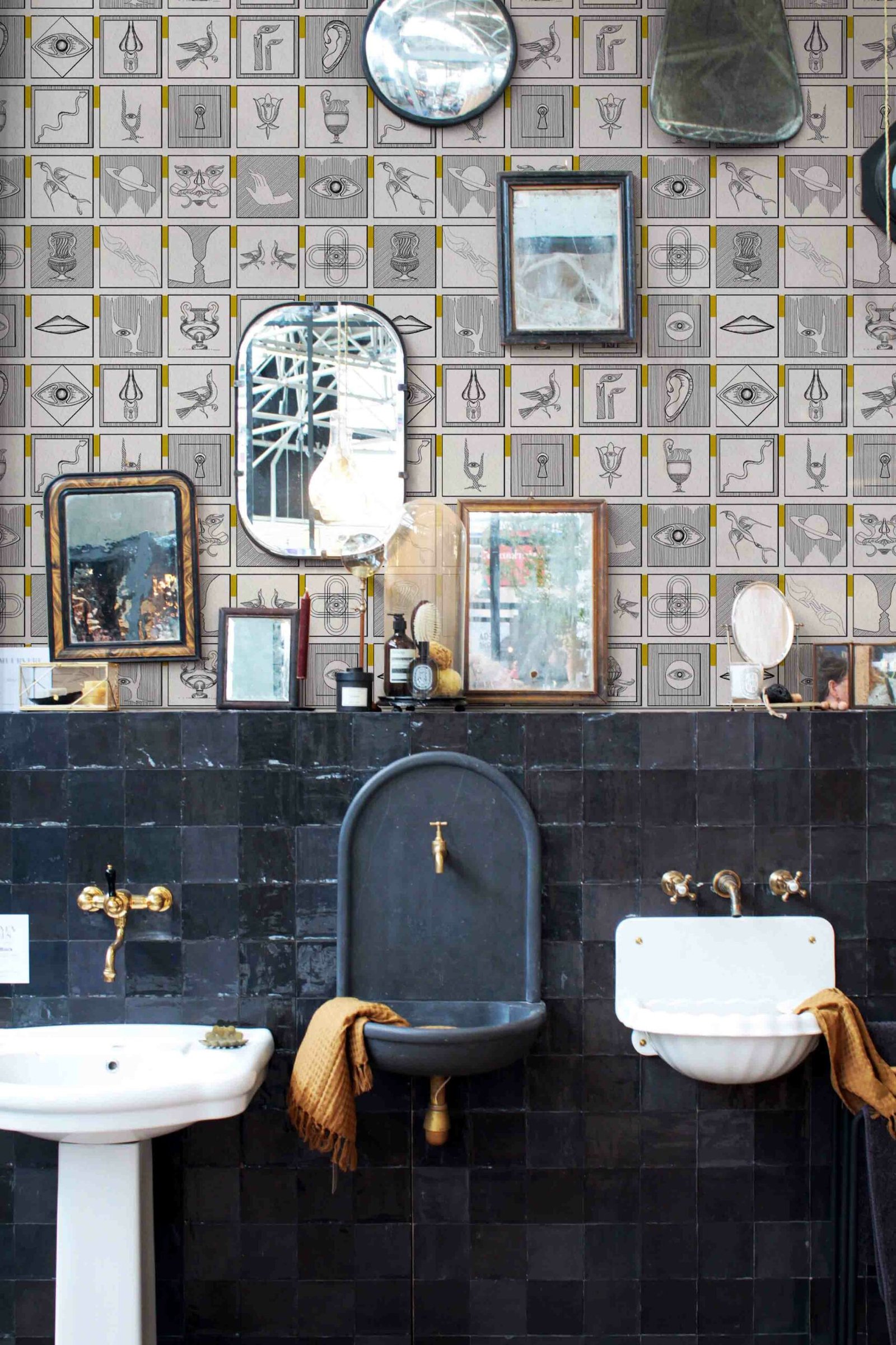 Alchemici-Bianco-e-giallo-zafferano-MaVoix-carte-da-parati-bathroom-wallpaper-decor-1-scaled