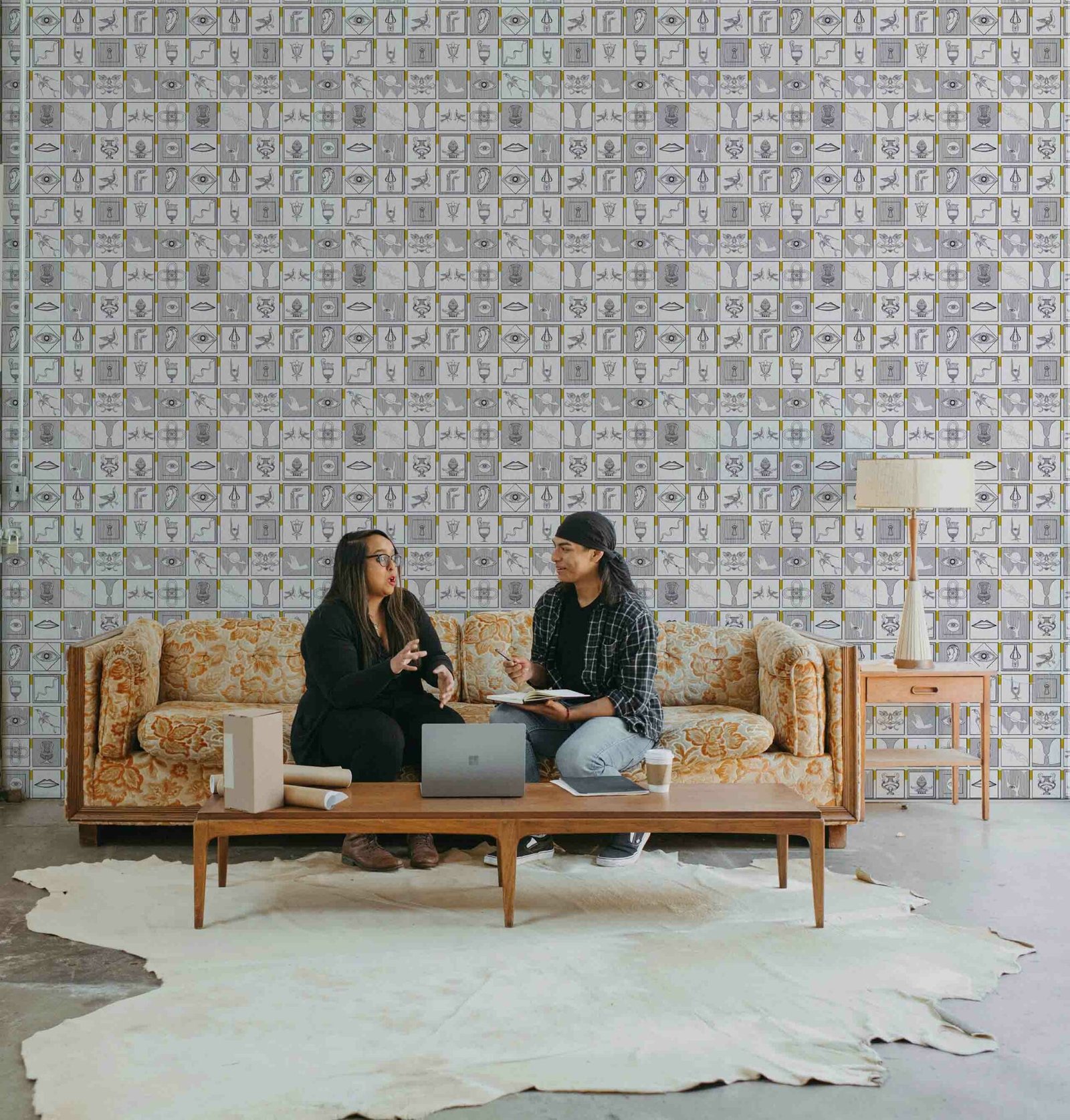 Alchemici-Bianco-e-giallo-zafferano-MaVoix-evocative-view-wallpaper-model-staging-1-1957x2048