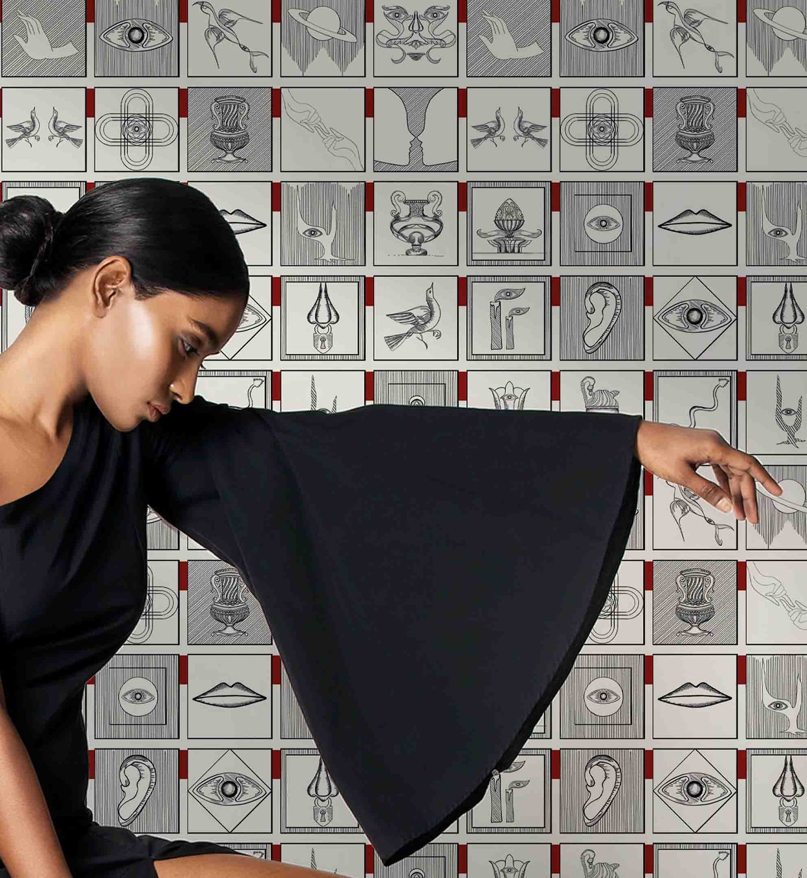 Carta-da-parati-Alchemici-Rosso-merlot-MaVoix-wallpaper-racconti-Model-staging-1