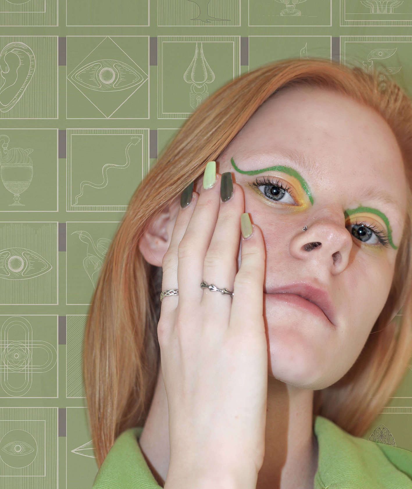 Carta-da-parati-Alchemici-Verde-morbido-MaVoix-wallpaper-model-staging-1