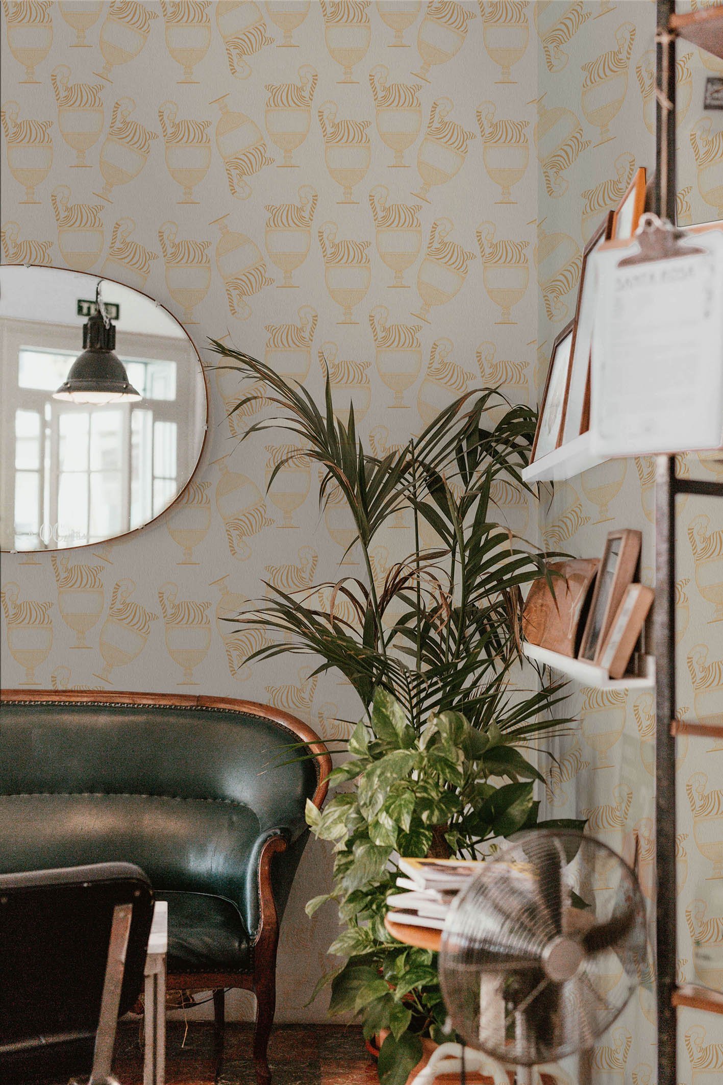 Carta-da-parati-Fontana-Osso-di-seppia-MaVoix-essential-installation-wallpaper-70s-design-atmosphere-1