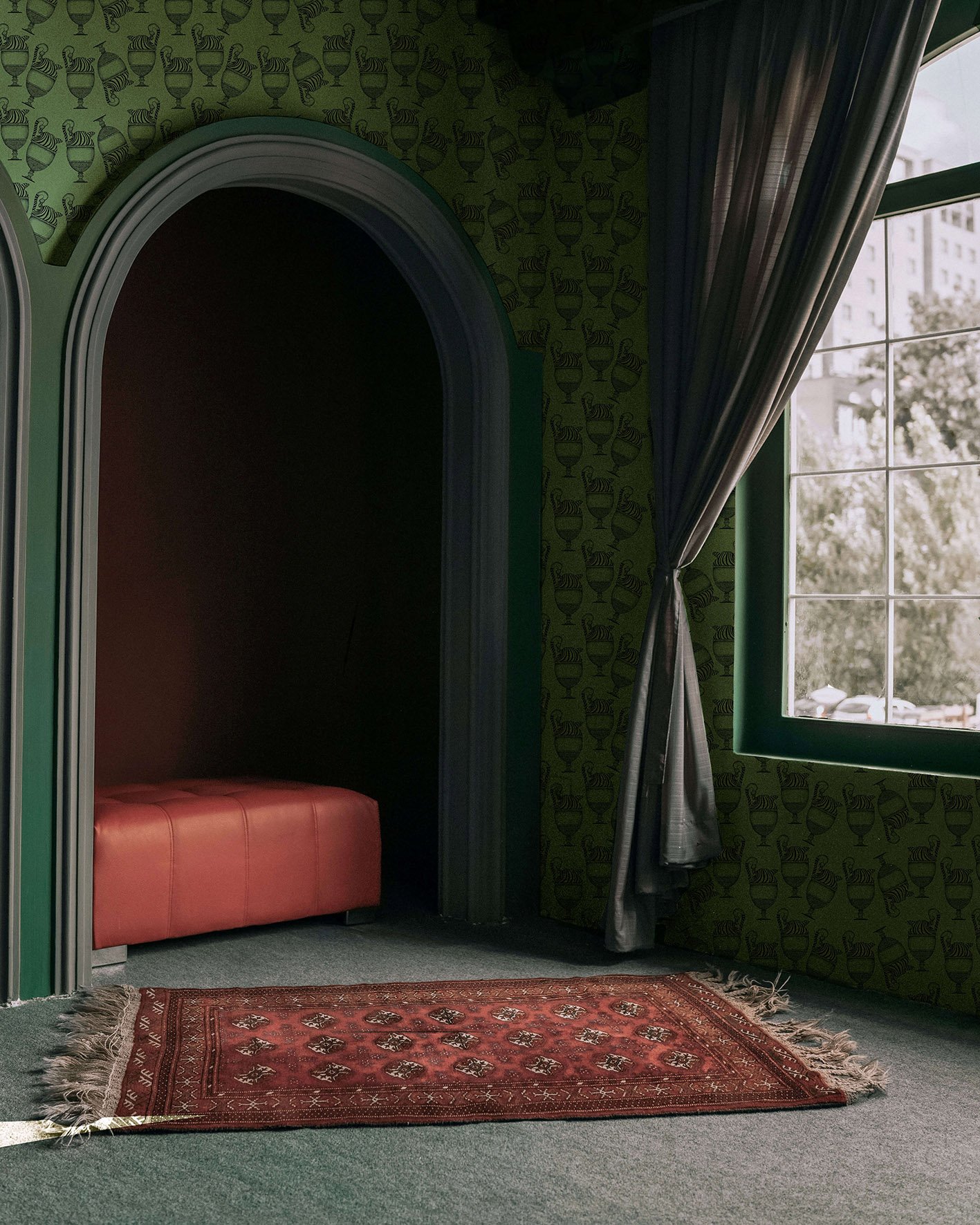 Carta-da-parati-Fontana-Verde-muschio-digitale-MaVoix-wallpaper-loft-in-Milan-1