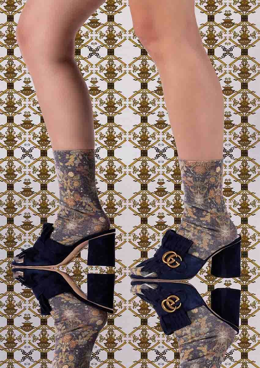 Carta-da-parati-Ricamo-Oro-antico-MaVoix-model-staging-1