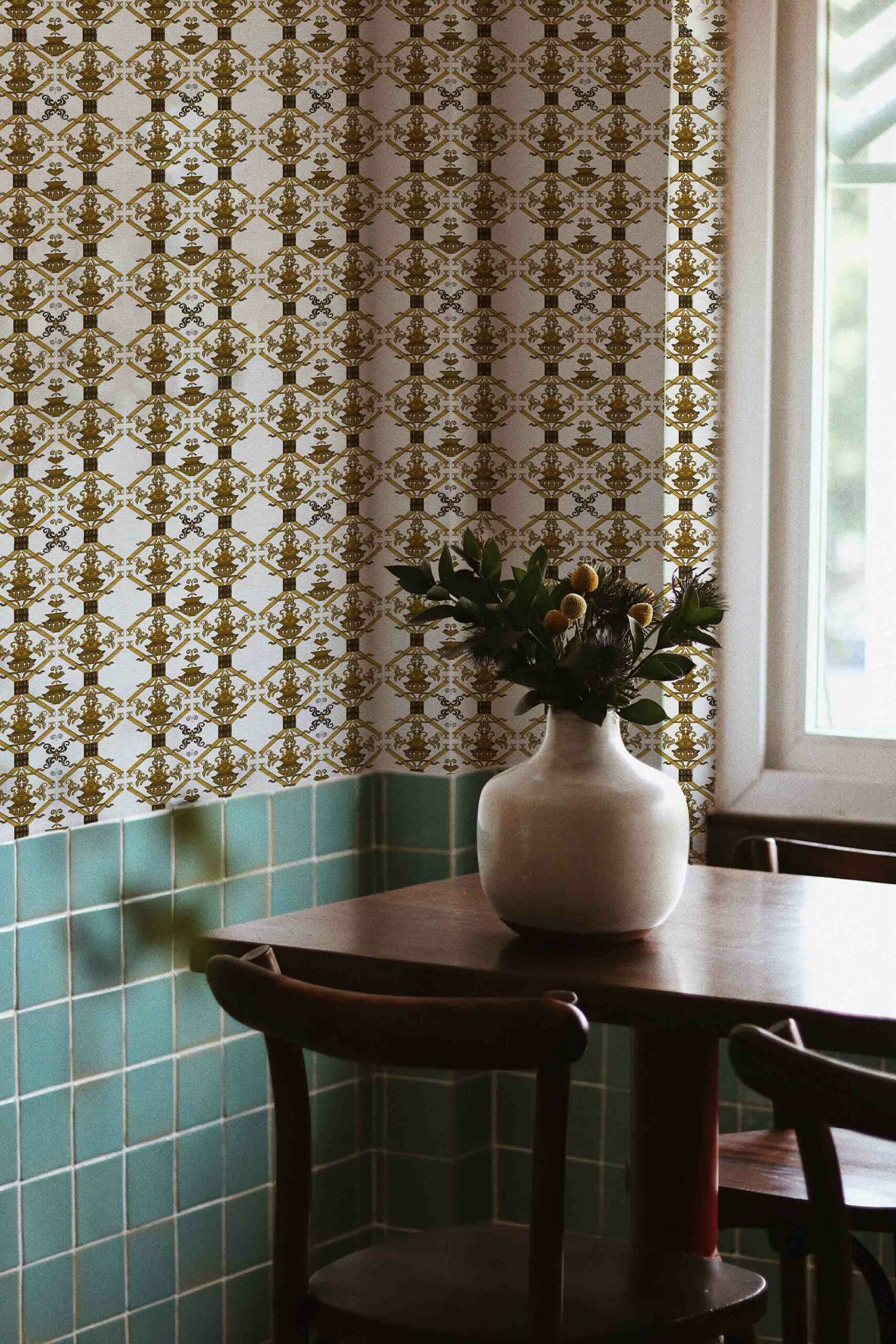 Carta-da-parati-Ricamo-Oro-antico-MaVoix-wallpaper-racconti-dining-room-interior-1-scaled