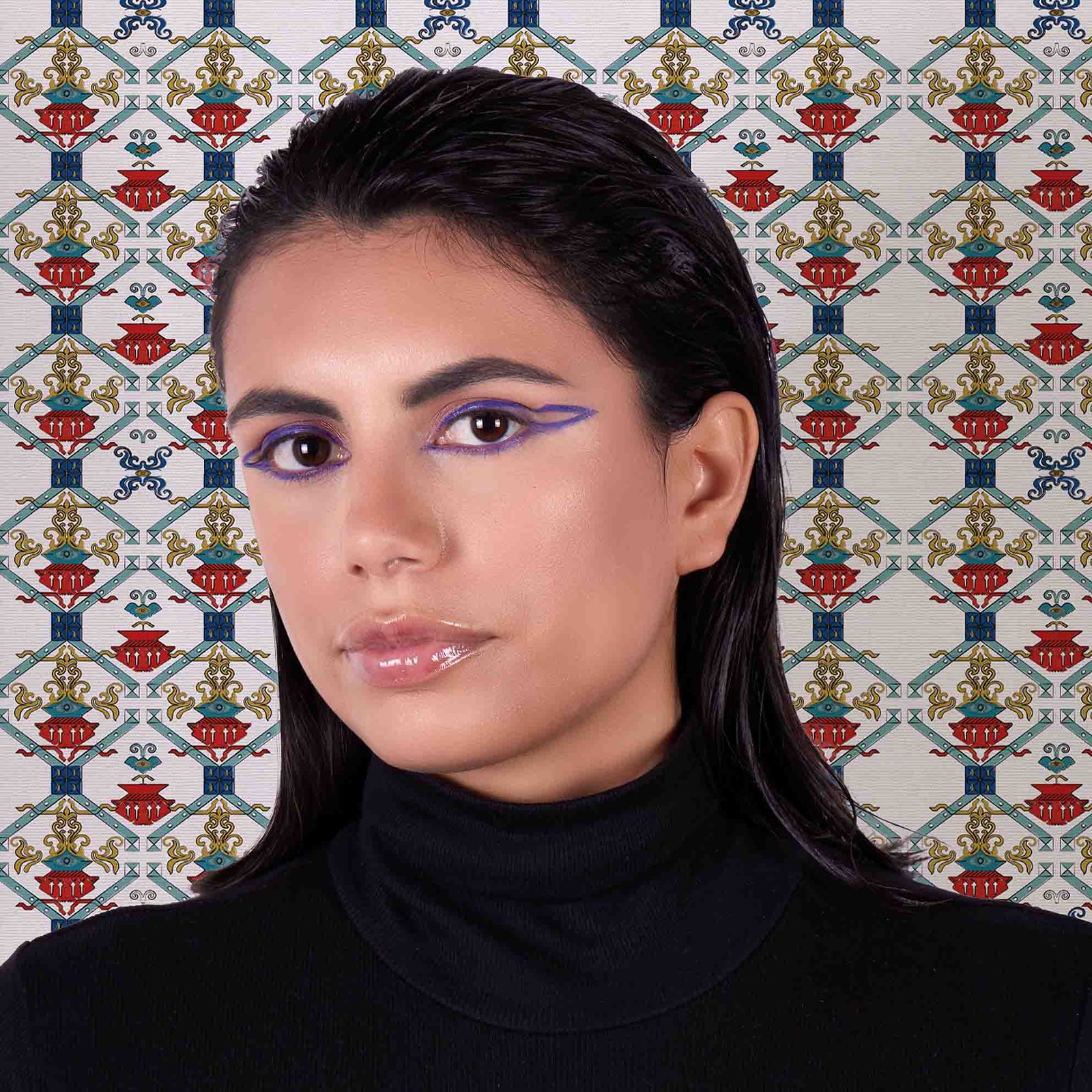 Carta-da-parati-Ricamo-quattro-colori-MaVoix-wallpaper-racconti-model-staging-1