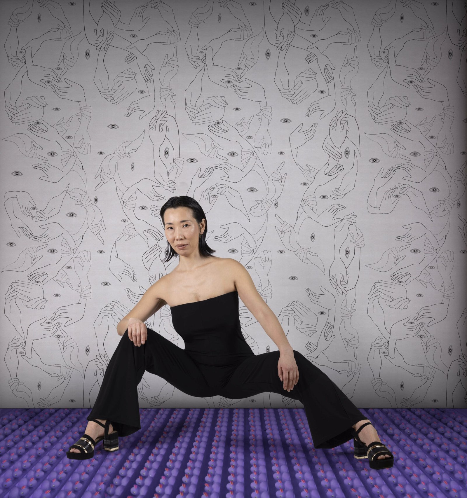 Carta-da-parati-Uno-Nessuno-Ecru-cotone-MaVoix-wallpaper-model-staging-2-1920x2048