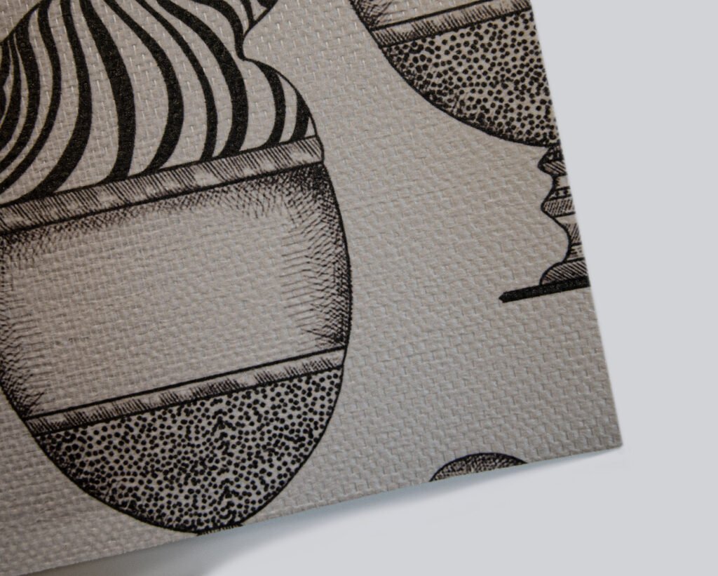 Carta da parati in fibra di vetro con trama geometrica tecnica, impermeabile e resinabile.