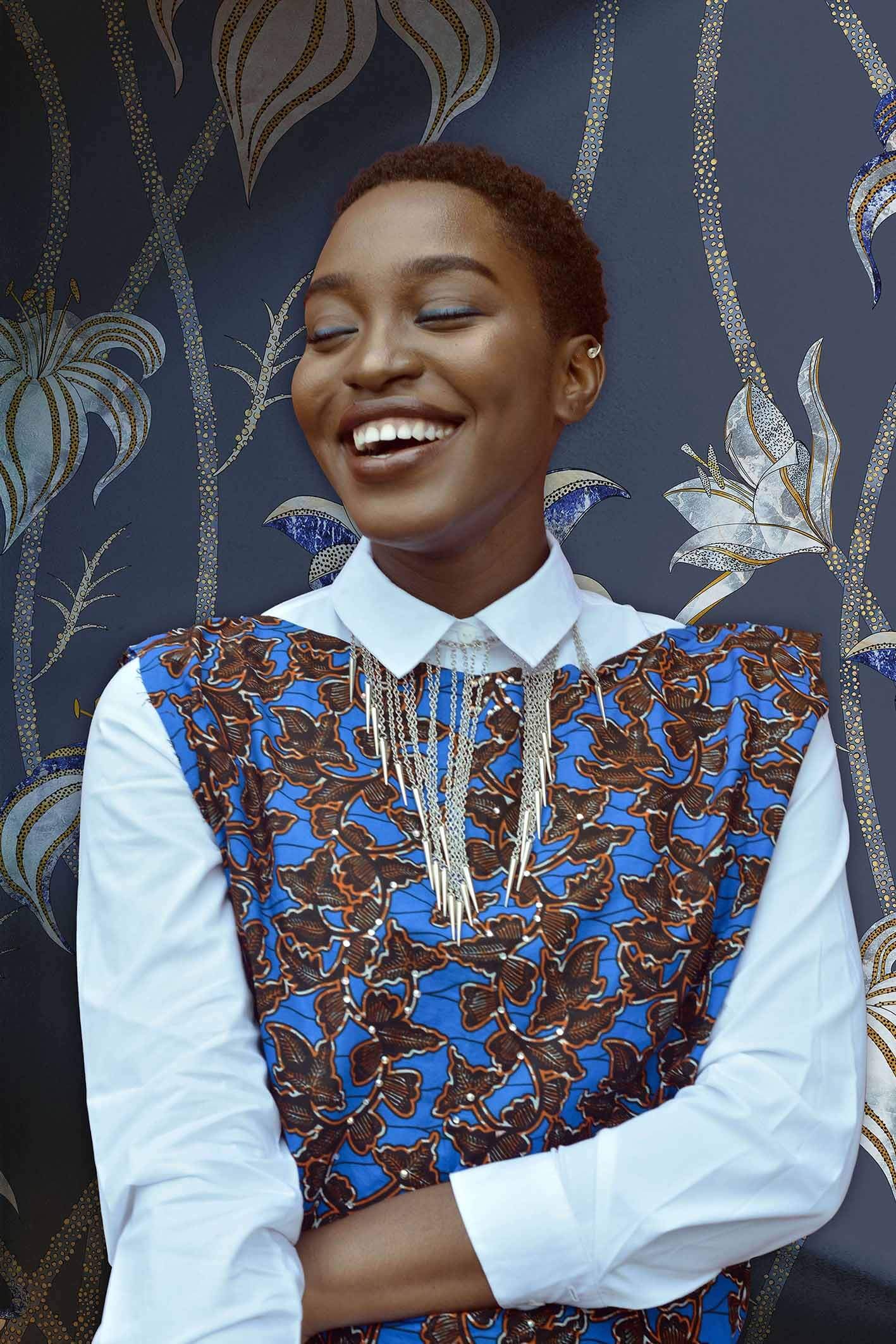 Fiori-Blu-Ardesia-MaVoix-carte-da-parati-model-staging-1