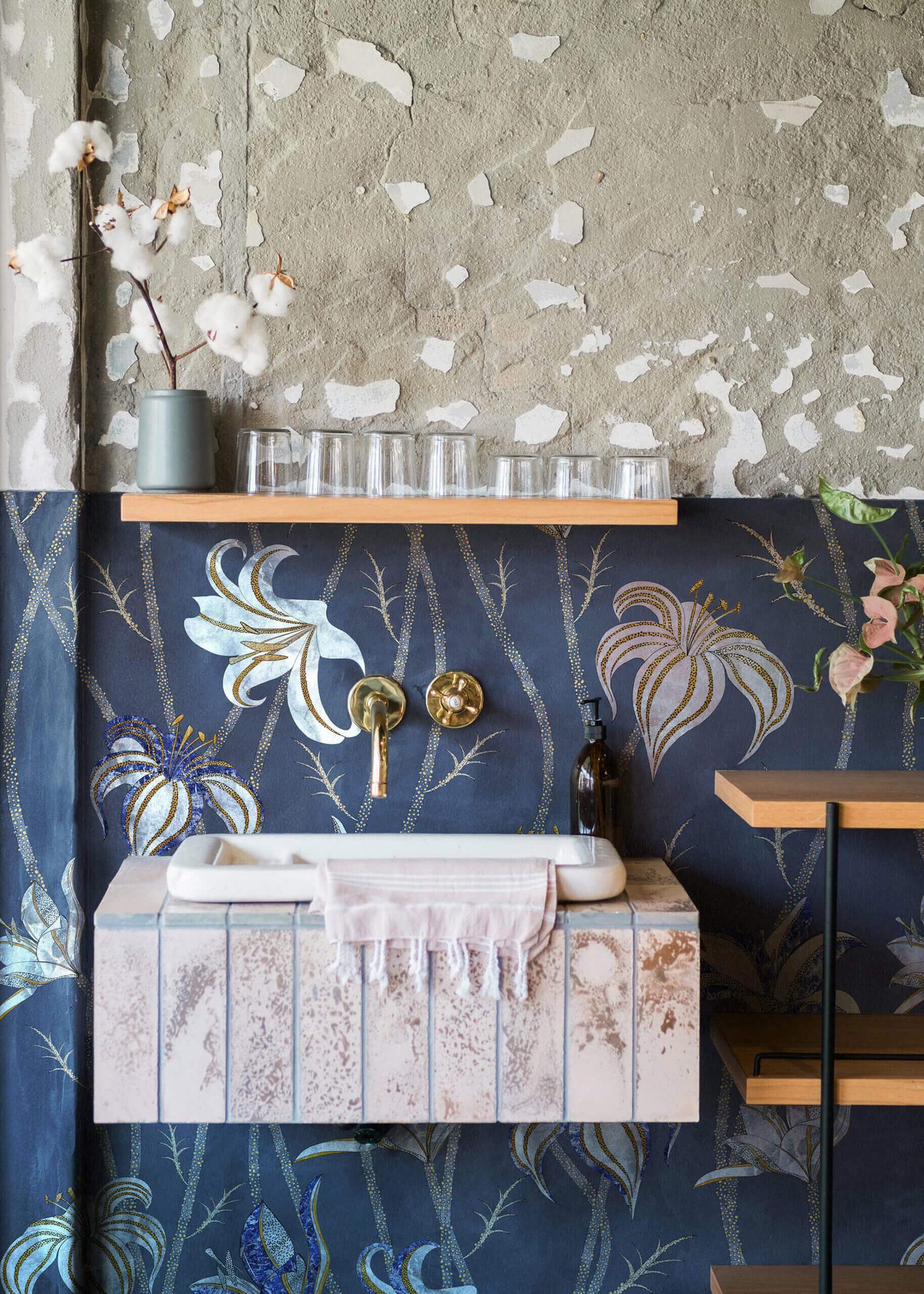 Fiori-Blu-Ardesia-MaVoix-carte-da-parati-wallpaper-bathroom-inspiration-Collezione-Racconti-scaled