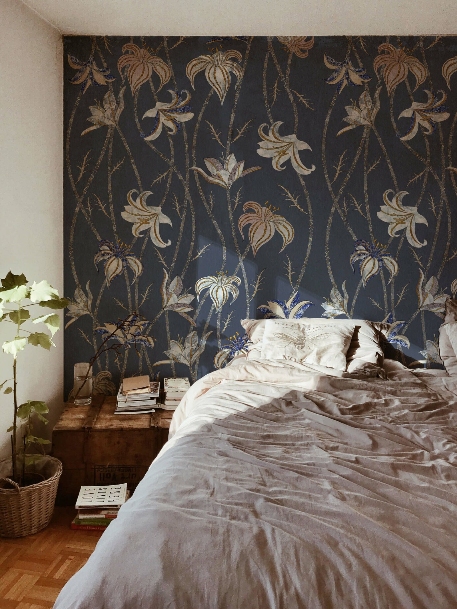 Fiori-Blu-Ardesia-MaVoix-carte-da-parati-wallpaper-bedroom-interior-Collezione-Racconti-scaled