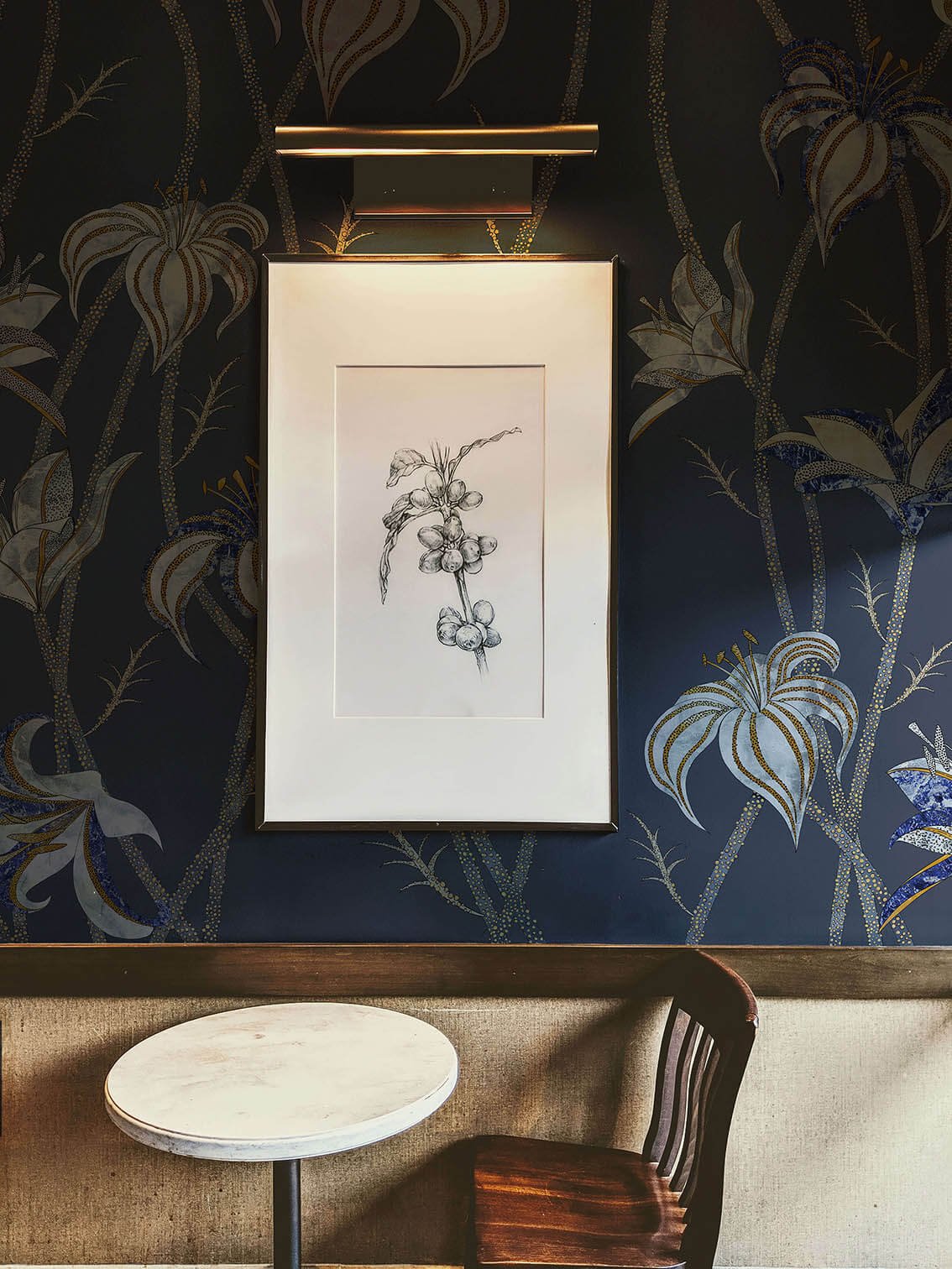 Fiori-Blu-Ardesia-MaVoix-carte-da-parati-wallpaper-boulangerie-corner-in-Paris-Collezione-Racconti-1