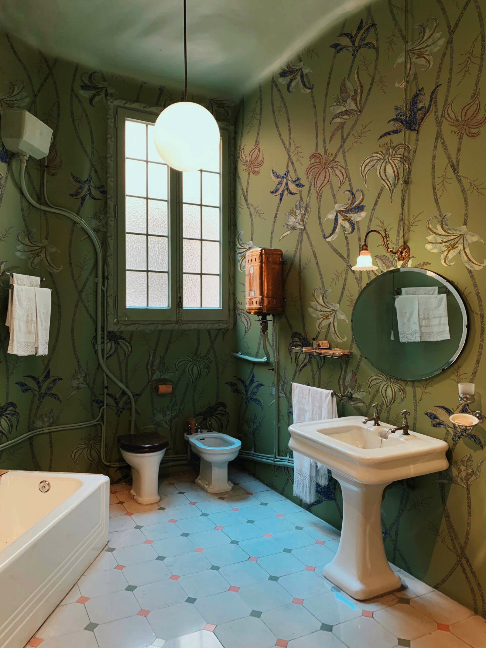 Fiori-Verde-Salvia-MaVoix-carte-da-parati-bathroom-wallpaper-decor-Racconti-scaled
