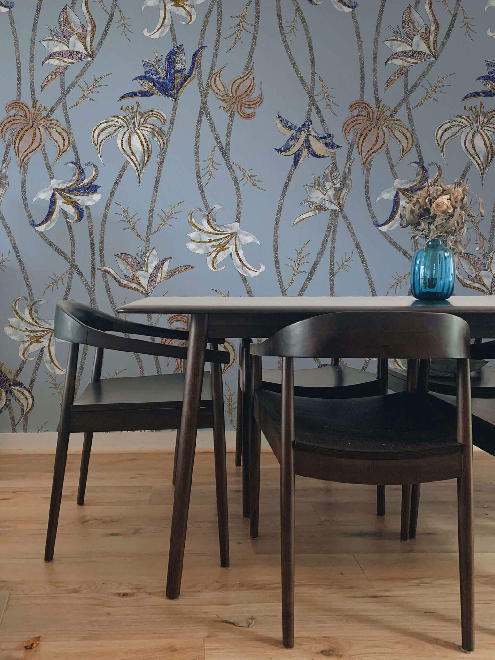 Fiori-azzurro-fiordaliso-MaVoix-carte-da-parati-wallpaper-living-room-interior-1-scaled