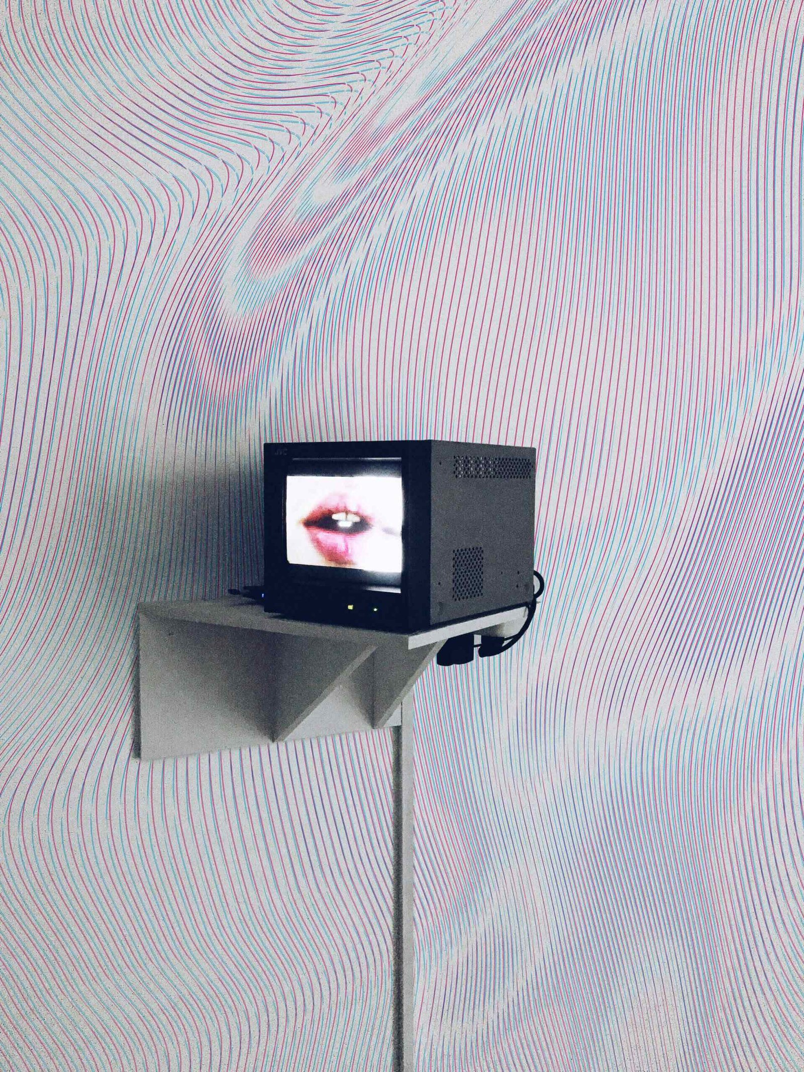 Interferenze-Ultraviolette-MaVoix-wallpaper-by-Studio-Lievito-pattern-Collezione-Racconti-staging-scaled (1)