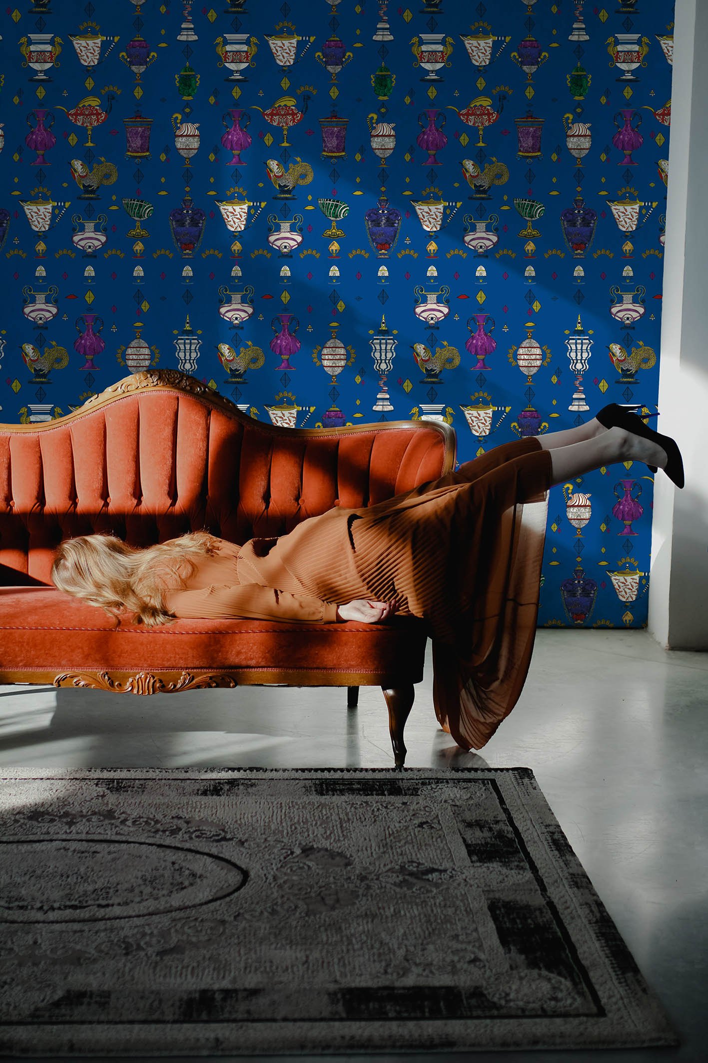 Ludovica-Blu-Elettrico-MaVoix-Wallpaper-back-couch-wall-decoration