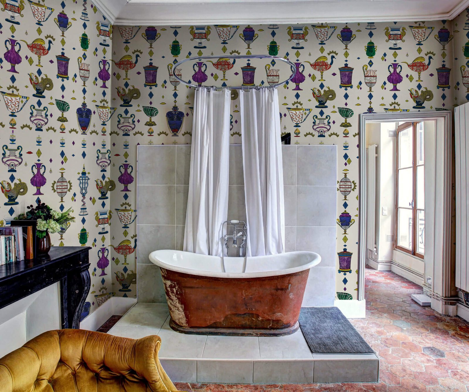 Ludovica-Ecru-MaVoix-carte-da-parati-villa-master-bathroom-1-scaled
