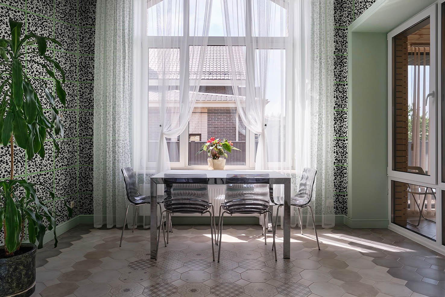 MaVoix-wallpaper-Fuga-Blue-Java-by-Studio-Lievito-pattern-Collezione-Racconti-dining-room