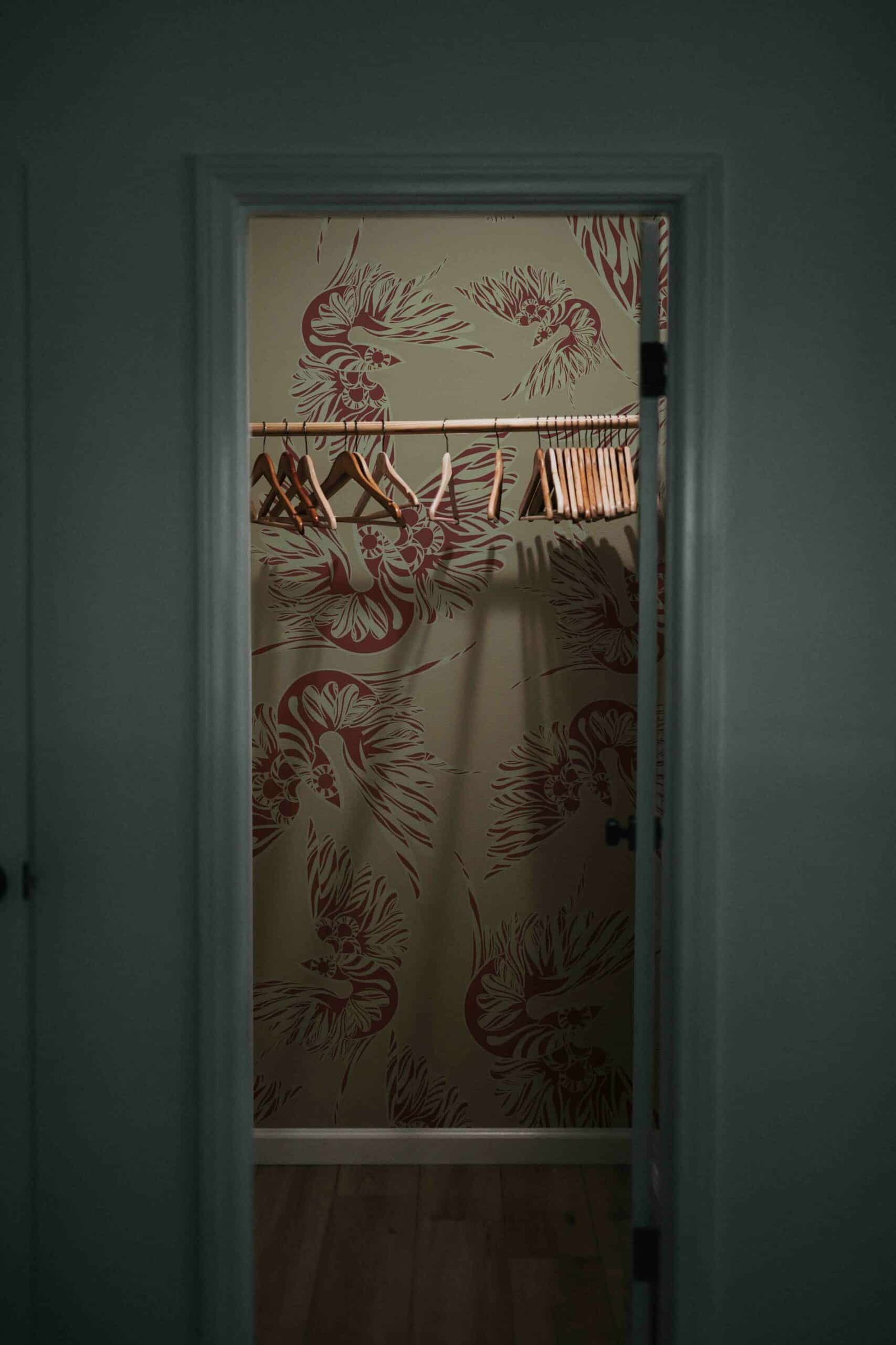 Misteriosa-Beige-Terra-di-Siena-Wallpaper-Leonardo-Dini-x-MaVoix-Collezione-Essenziali-Wardrobe-inspo-scaled