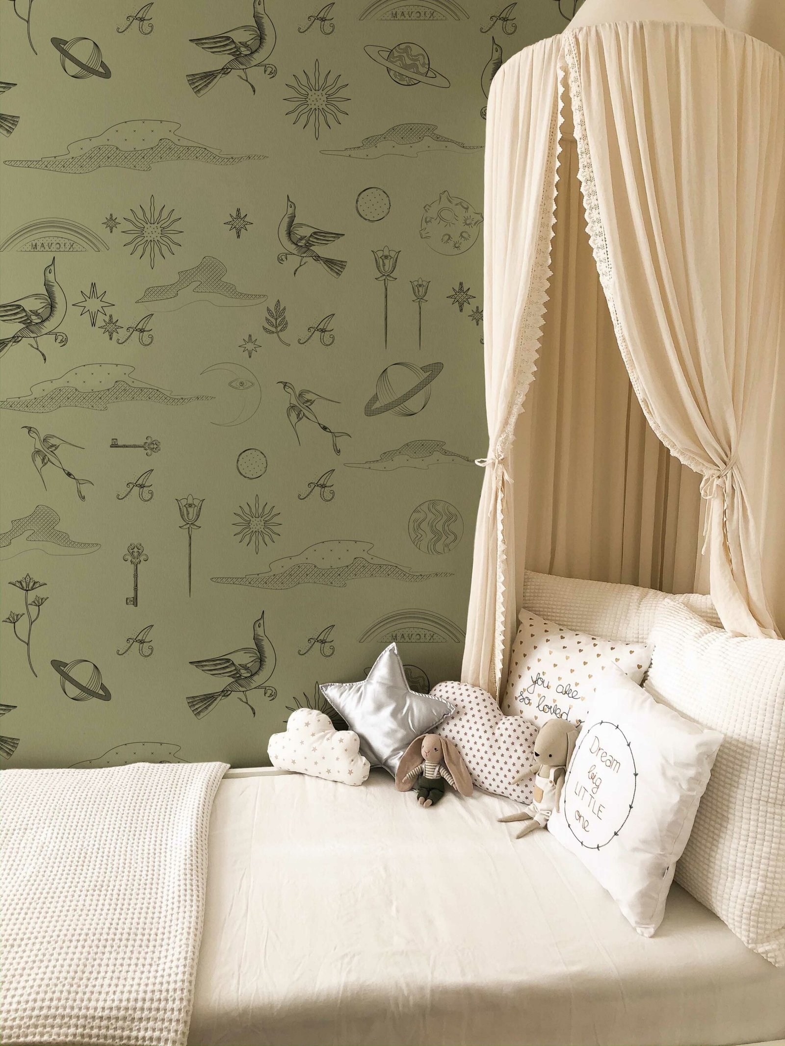 Carta-da-parati-Universo-Verde-Salvia-Childreen-Room-decor-scaled