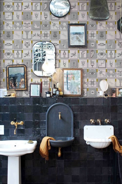 Alchemici-Bianco-e-giallo-zafferano-MaVoix-carte-da-parati-bathroom-wallpaper-decor-1-scaled