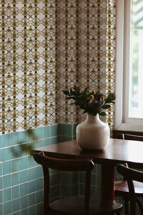 Carta-da-parati-Ricamo-Oro-antico-MaVoix-wallpaper-racconti-dining-room-interior-1-scaled