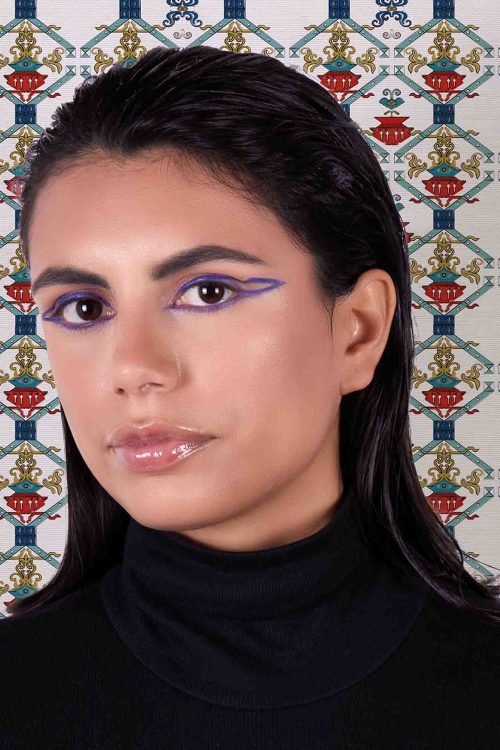 Carta-da-parati-Ricamo-quattro-colori-MaVoix-wallpaper-racconti-model-staging-1