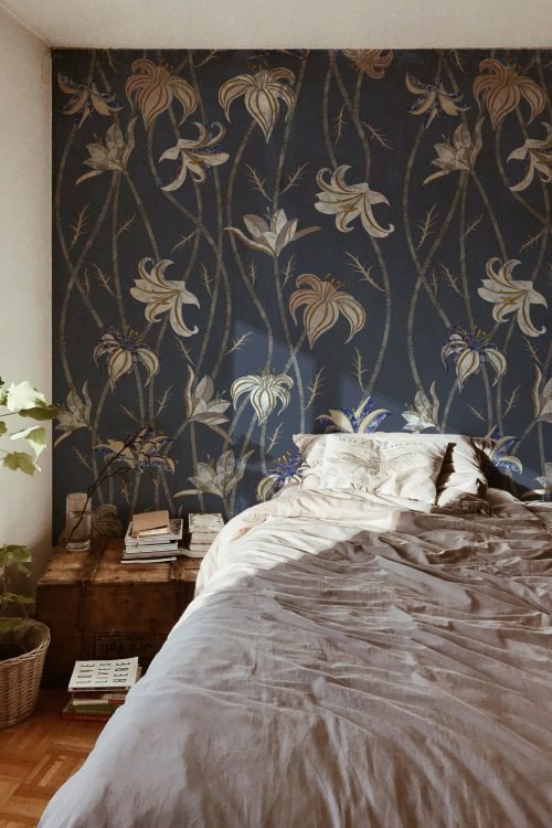Fiori-Blu-Ardesia-MaVoix-carte-da-parati-wallpaper-bedroom-interior-Collezione-Racconti-scaled