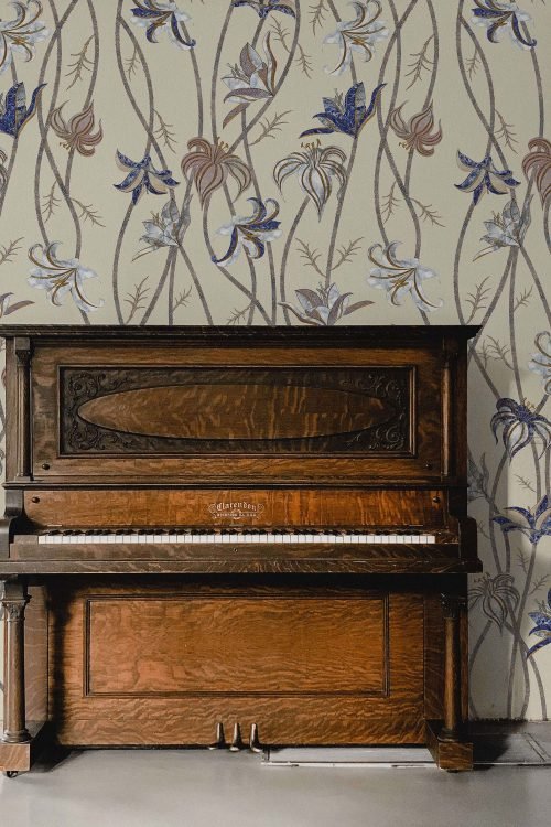 Fiori-Caffelatte-MaVoix-carte-da-parati-wallpaper-villa-corner-zona-living-1-1