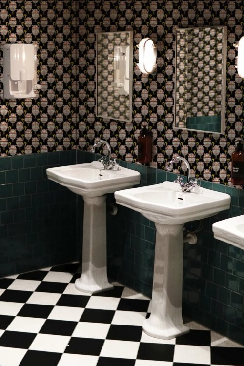 Carta da parati MaVoix - Fontana Nero Mezzanotte disegnata da Marika Tardio in Digital Art