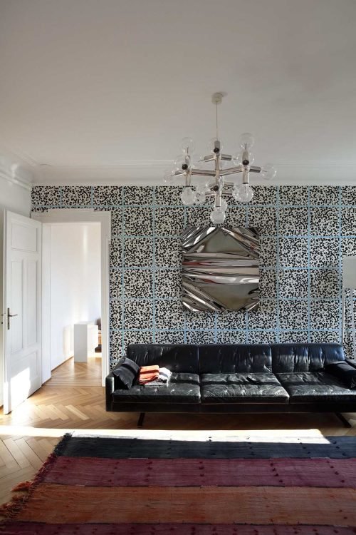 MaVoix-wallpaper-Fuga-Blue-Java-by-Studio-Lievito-pattern-Collezione-Racconti-living-room-back-couch