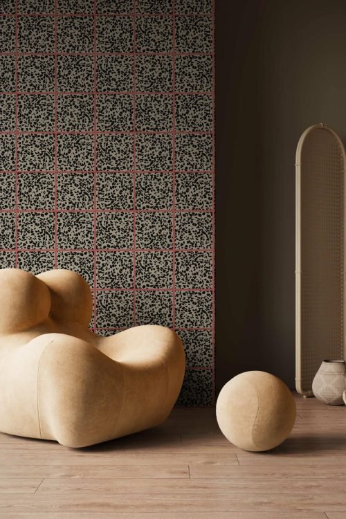 MaVoix-wallpaper-Fuga-fragola-by-Studio-Lievito-pattern-Collezione-Racconti-living-room-scaled