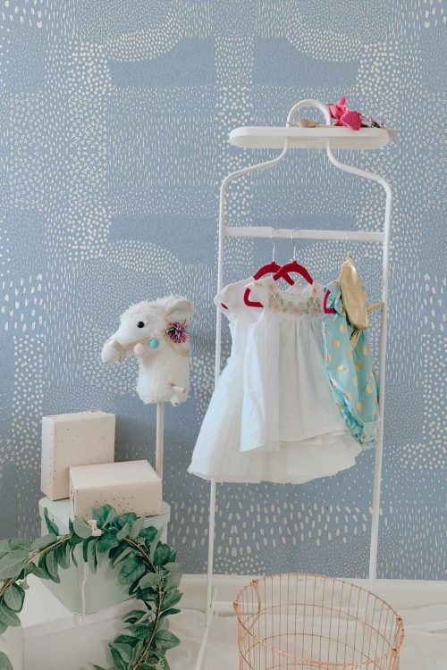 Macchiette-Azzurro-Pervinca-MaVoix-wallpaper-Nursery-Les-Petits-scaled