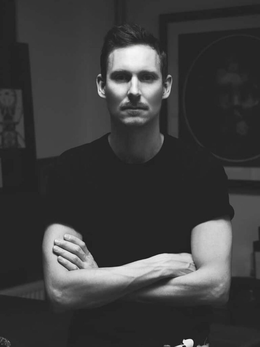 Carta da parati di Magnus Gjoen per MaVoix, dove frammenti classici e camouflage si fondono in un pattern concettuale e raffinato.