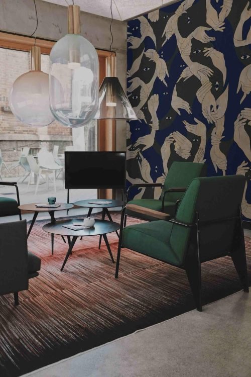 Uno-Nessuno-Camouflage-scuro-carta-da-parati-MaVoix-interior-view-1-scaled